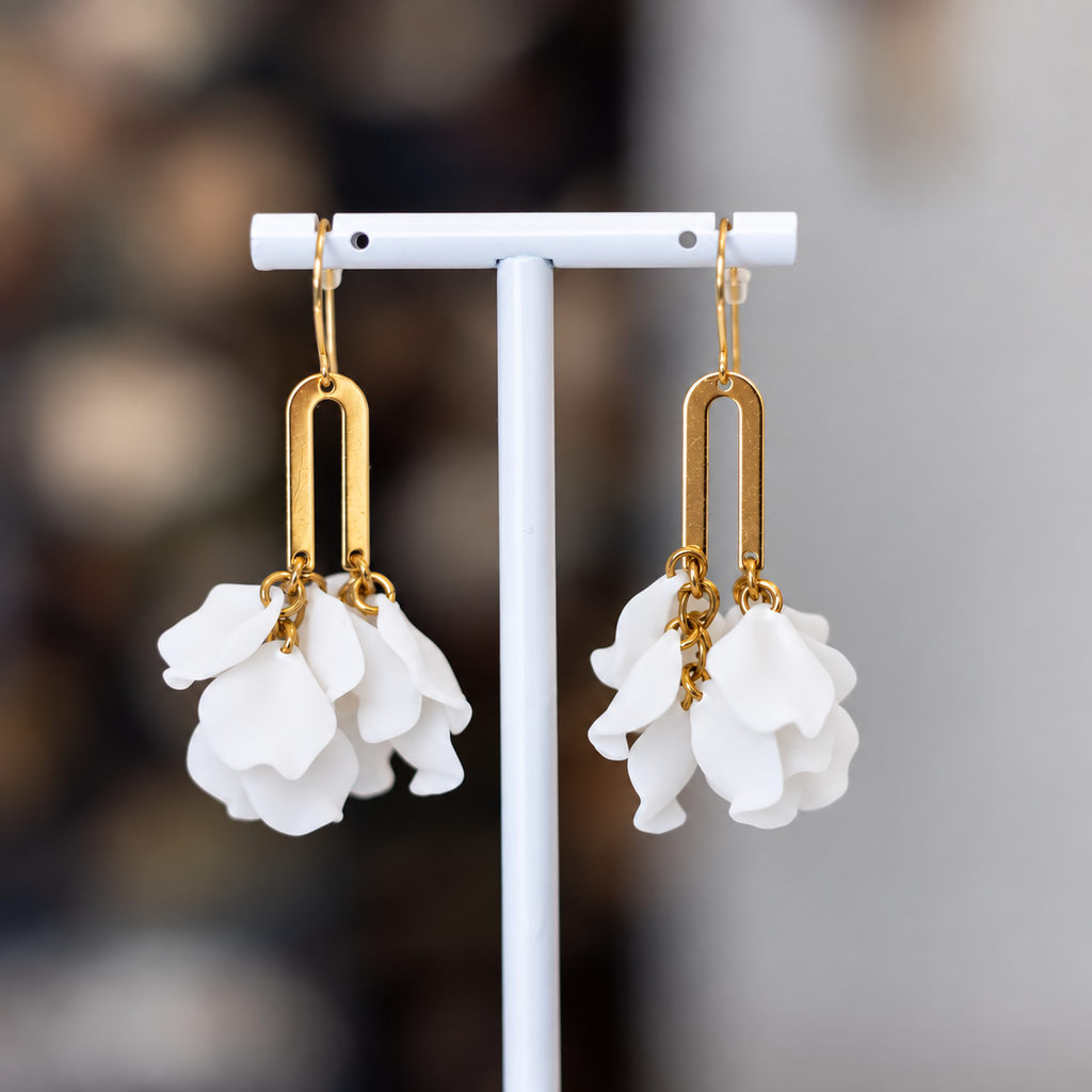 Flor Earrings White Opaque Short